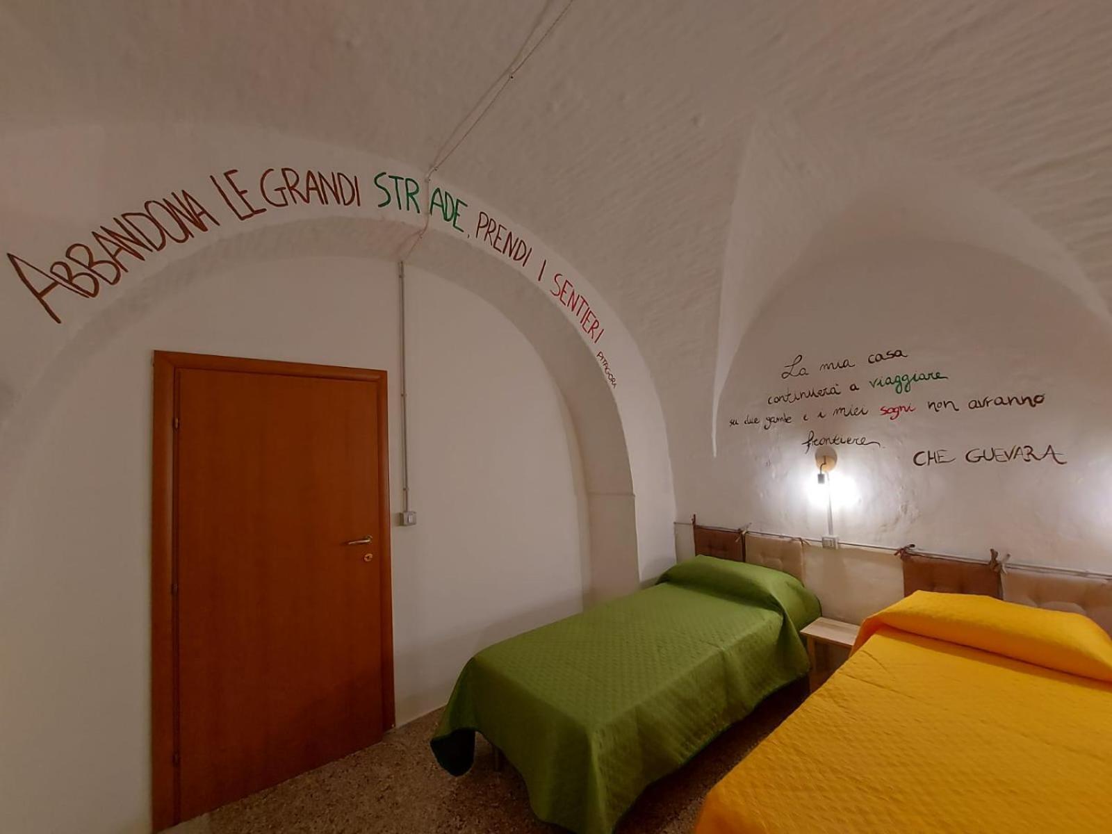 Hostel Lupus In Fabula Miglionico Zimmer foto